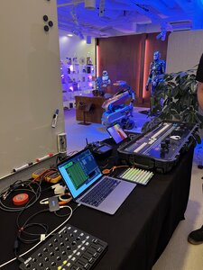 Poste de pilotage sur le plateau avec les robots en arrière-plan