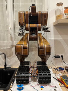 Robot déplié en position humanoïde