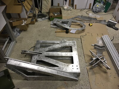 Pièces en aluminium découpées avant assemblage