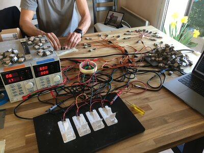 Station de test et programmation avec alimentation de laboratoire et jigs de test