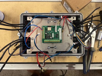 Carte de contrôle sur mesure dans son boîtier avec connexions I/O