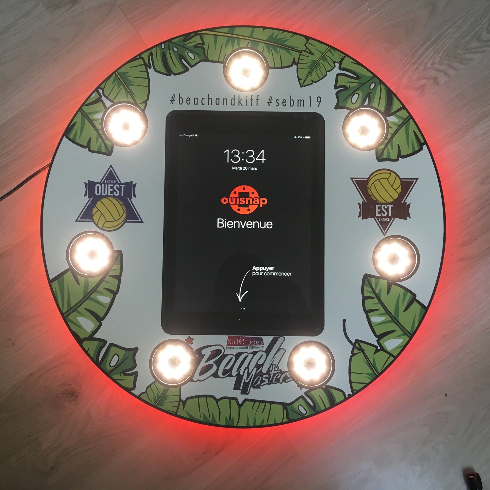 Borne Ouisnap personnalisée avec anneau lumineux LED et iPad affichant l'application